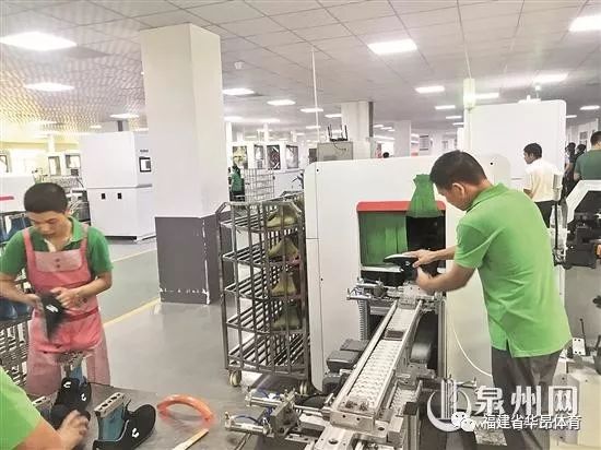 泉企亮(liàng)出智能(néng)制(zhì)造新實力 一(yī)條制(zhì)鞋生(shēng)産線擁有(yǒu)超30件(jiàn)自(zì)主專利